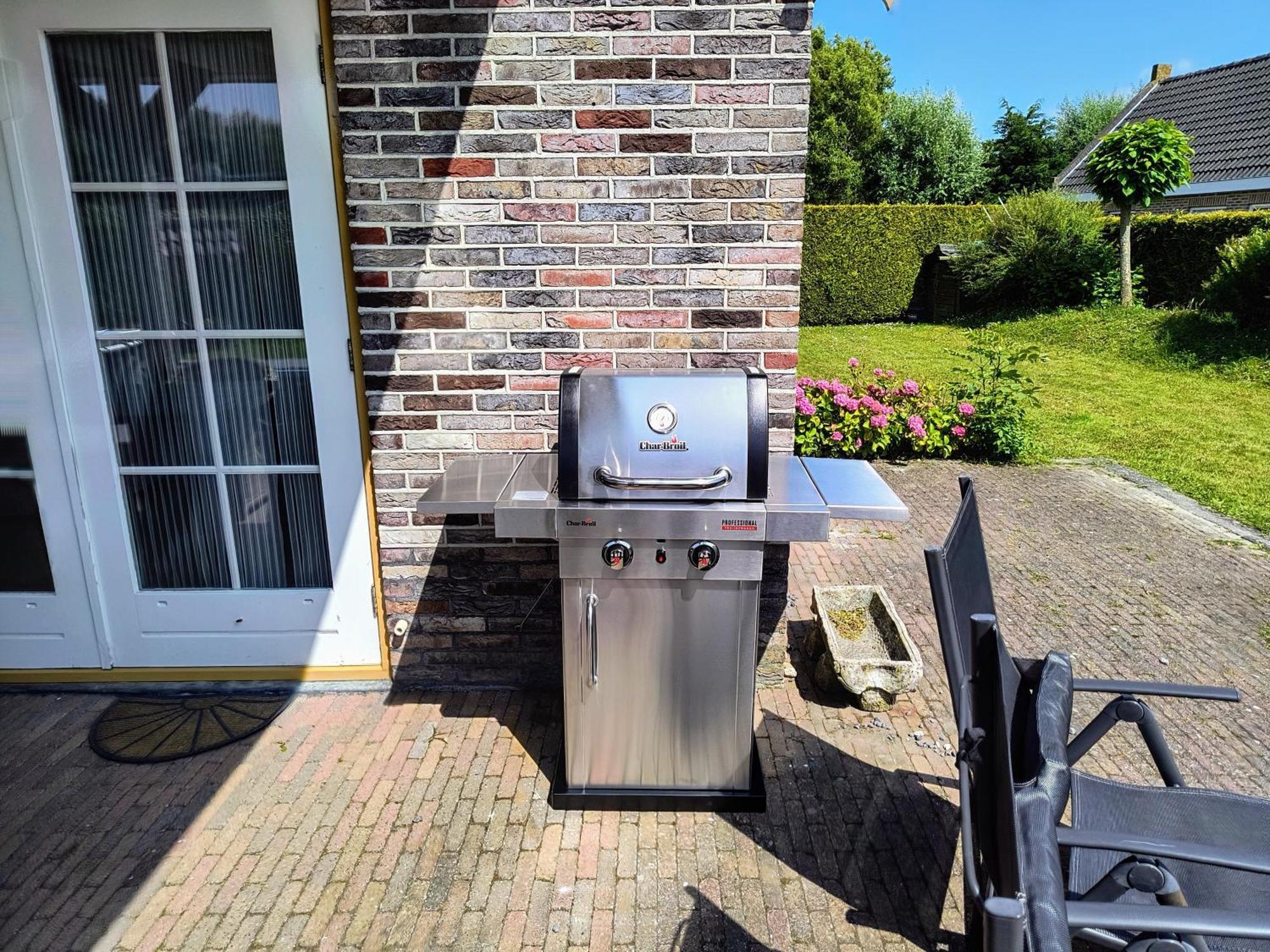 Gemuetliches Ferienhaus Mit Beheiztem Pool, Garten Und Ueberdachter Terrasse Tzummarum Exterior foto
