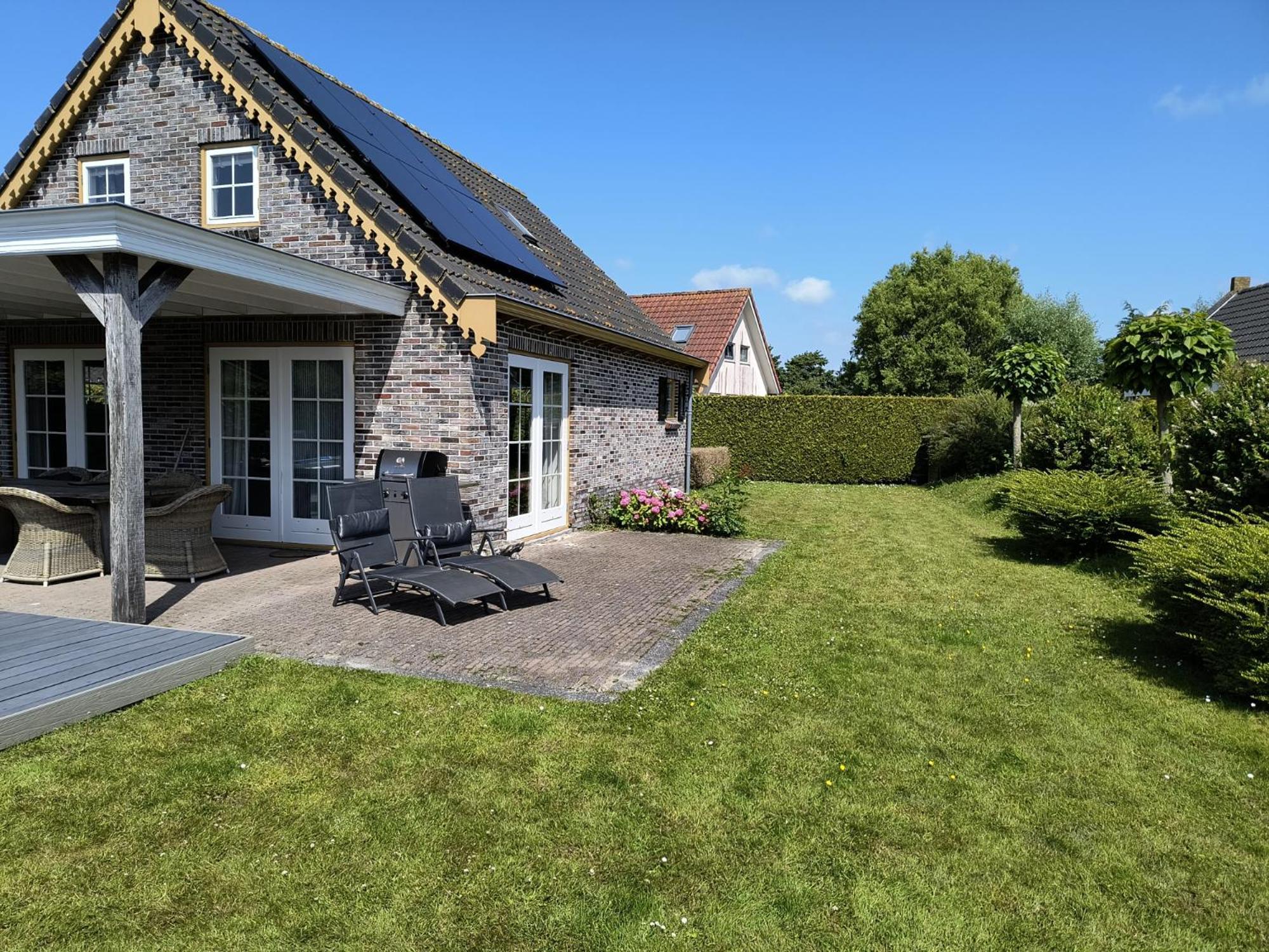 Gemuetliches Ferienhaus Mit Beheiztem Pool, Garten Und Ueberdachter Terrasse Tzummarum Exterior foto